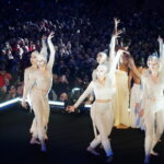 Bailarines en el escenario durante el evento en Valencia