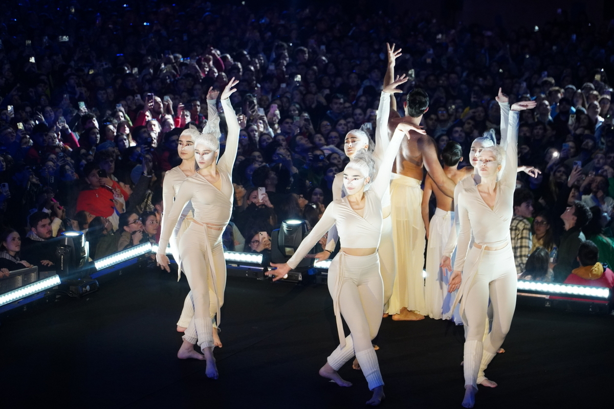 Bailarines en el escenario durante el evento en Valencia