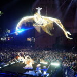 Espectáculo aéreo con bailarines y una figura iluminada en Valencia