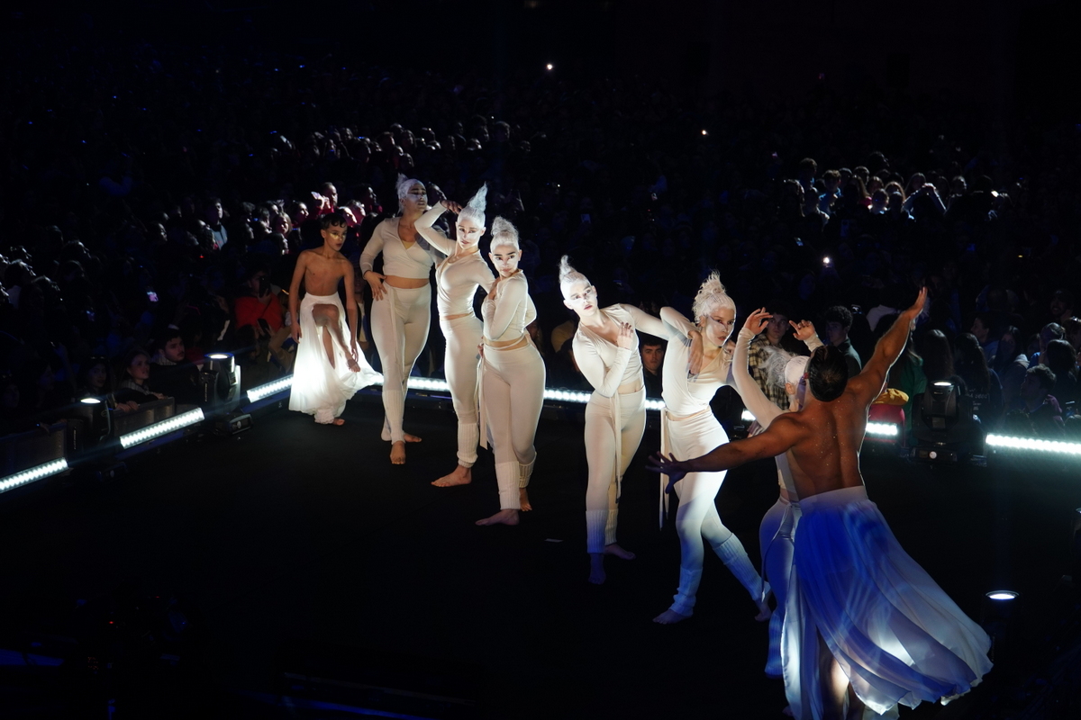 Actuación de bailarines en el evento Doimingo de Cridida en Valencia