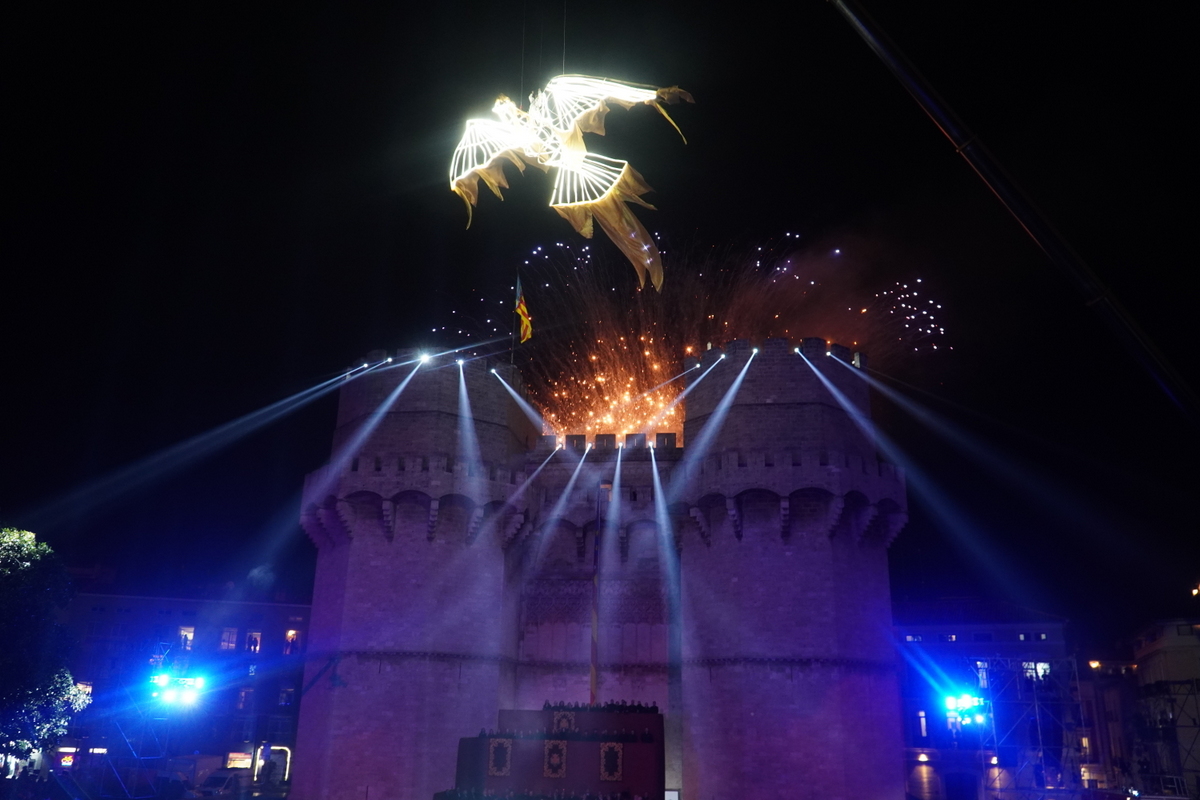 Espectacular espectáculo de luces y fuegos artificiales en Valencia