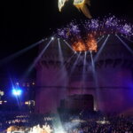 Espectáculo de luces y fuegos artificiales en Valencia durante la celebración.