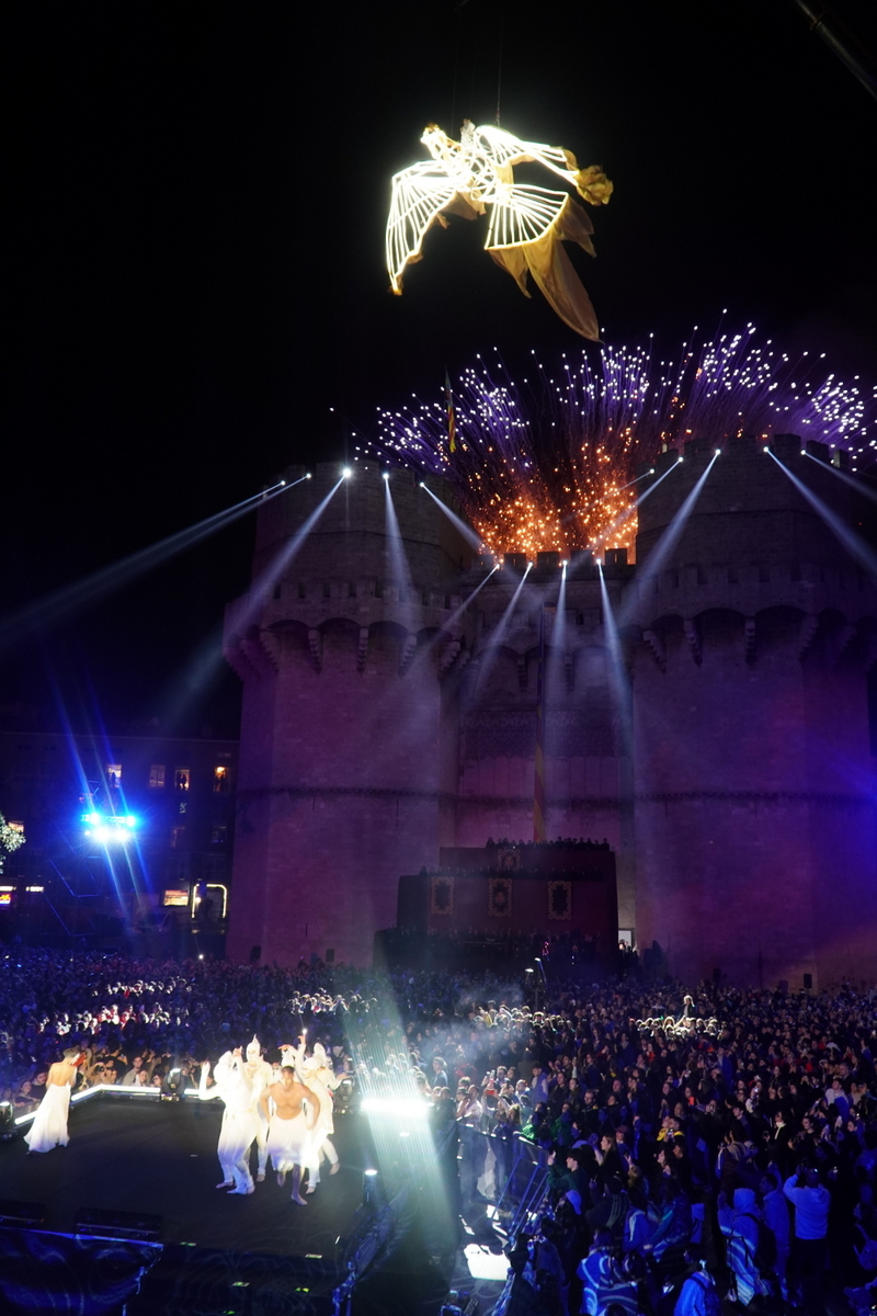 Espectáculo de luces y fuegos artificiales en Valencia durante la celebración.