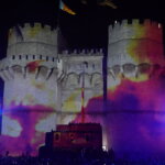 Castillo iluminado durante el evento Domingo de Cridida en Valencia