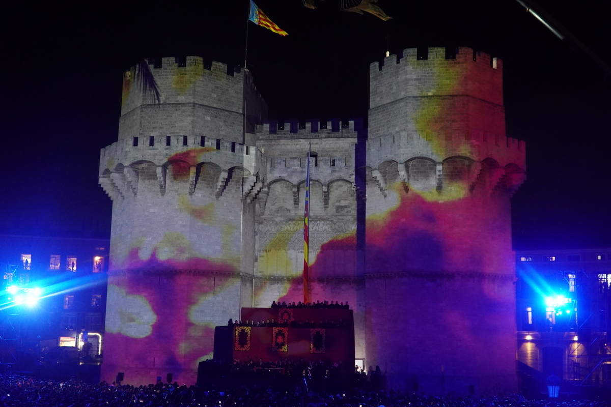 Castillo iluminado durante el evento Domingo de Cridida en Valencia