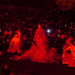 Desfile de moda en el evento Domingo de Cridida en Valencia con modelos en rojo.