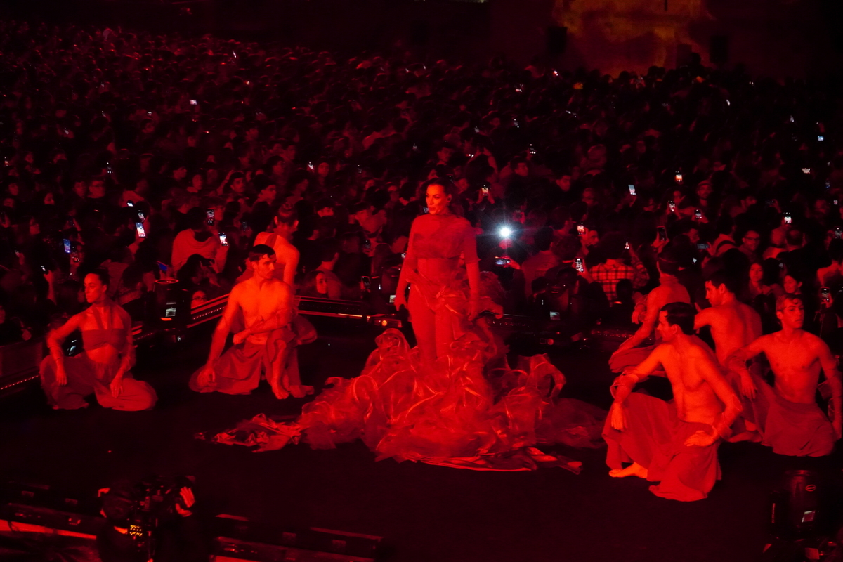 Desfile de moda en el evento Domingo de Cridida en Valencia con modelos en rojo.