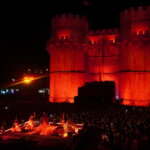 Celebración del Domingo de Cridida en Valencia con castillo iluminado