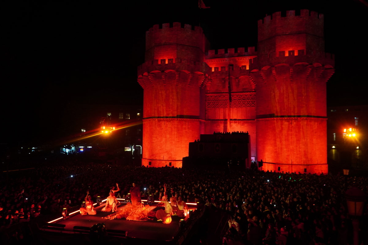 Celebración del Domingo de Cridida en Valencia con castillo iluminado