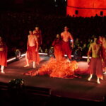 Actuación en el evento Domingo de Cridida en Valencia con bailarines en trajes rojos.