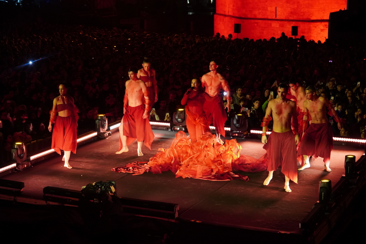 Actuación en el evento Domingo de Cridida en Valencia con bailarines en trajes rojos.