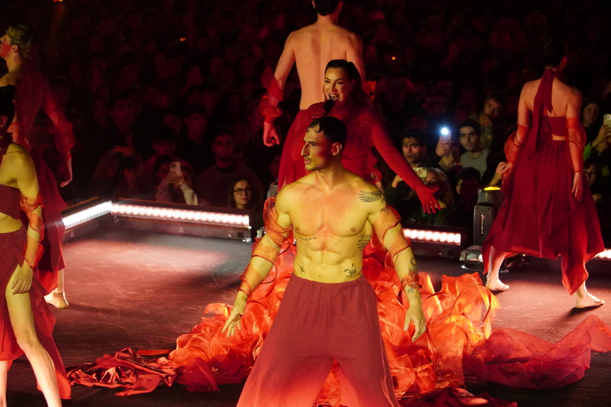 Actuación en el evento Doimingo de Cridida en Valencia con bailarines en rojo
