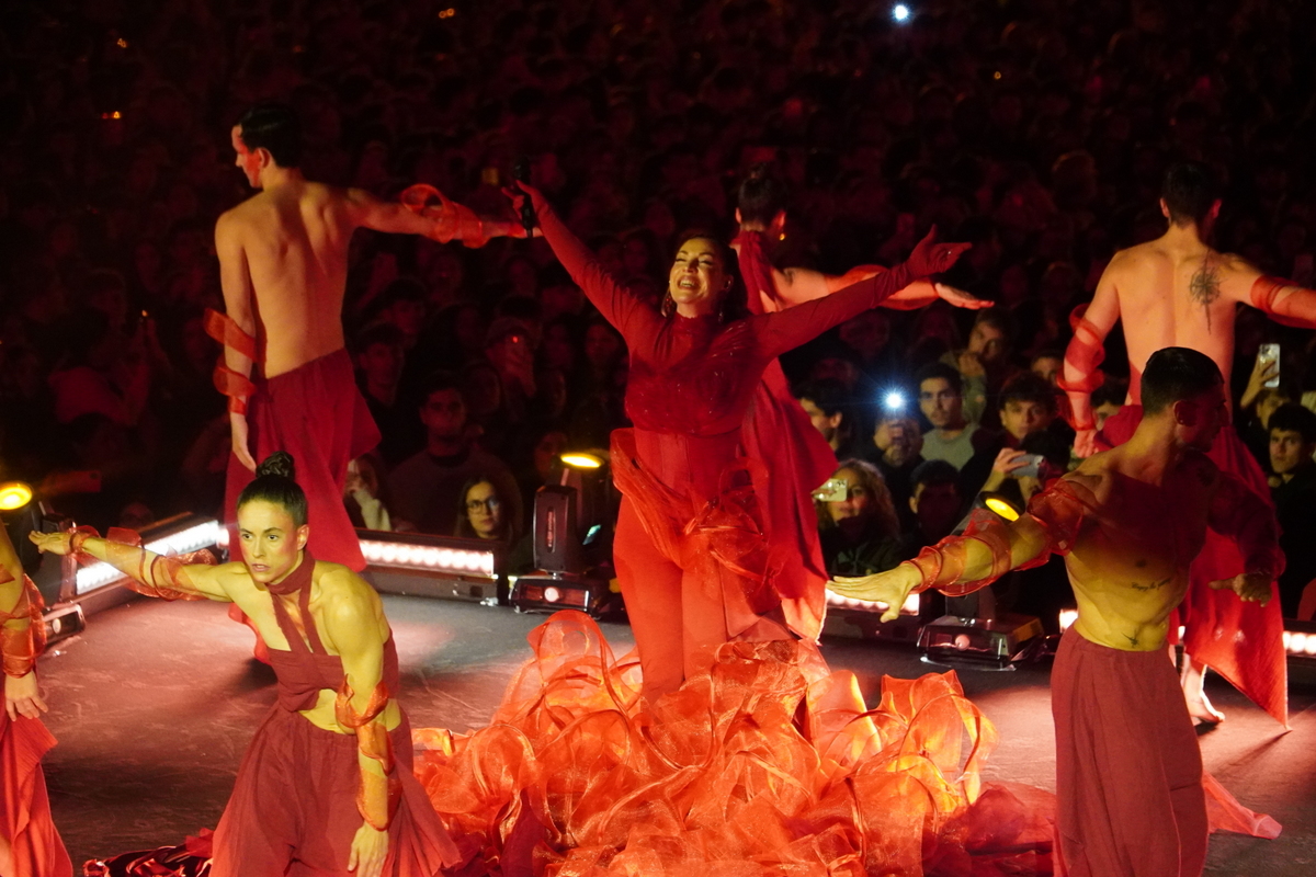 Actuación de bailarines en el evento Domingo de Cridida en Valencia