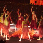 Grupo de bailarines en un espectáculo en Valencia con vestimenta roja