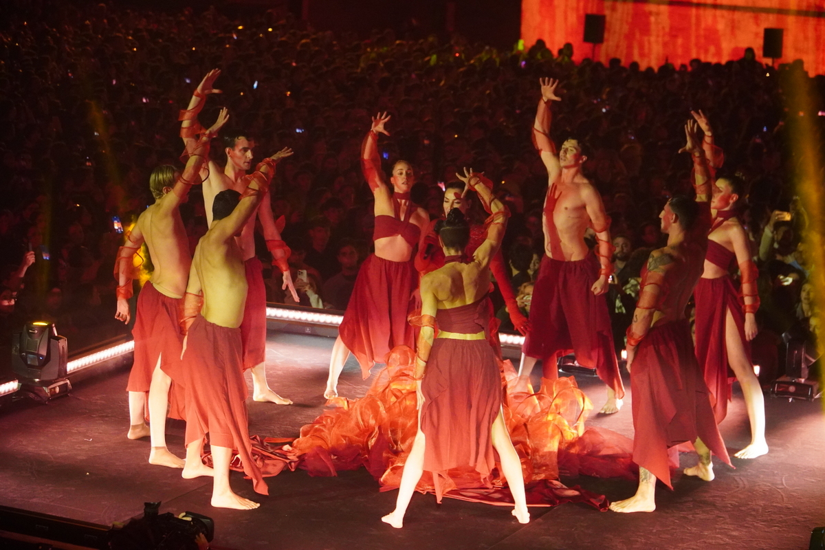 Grupo de bailarines en un espectáculo en Valencia con vestimenta roja