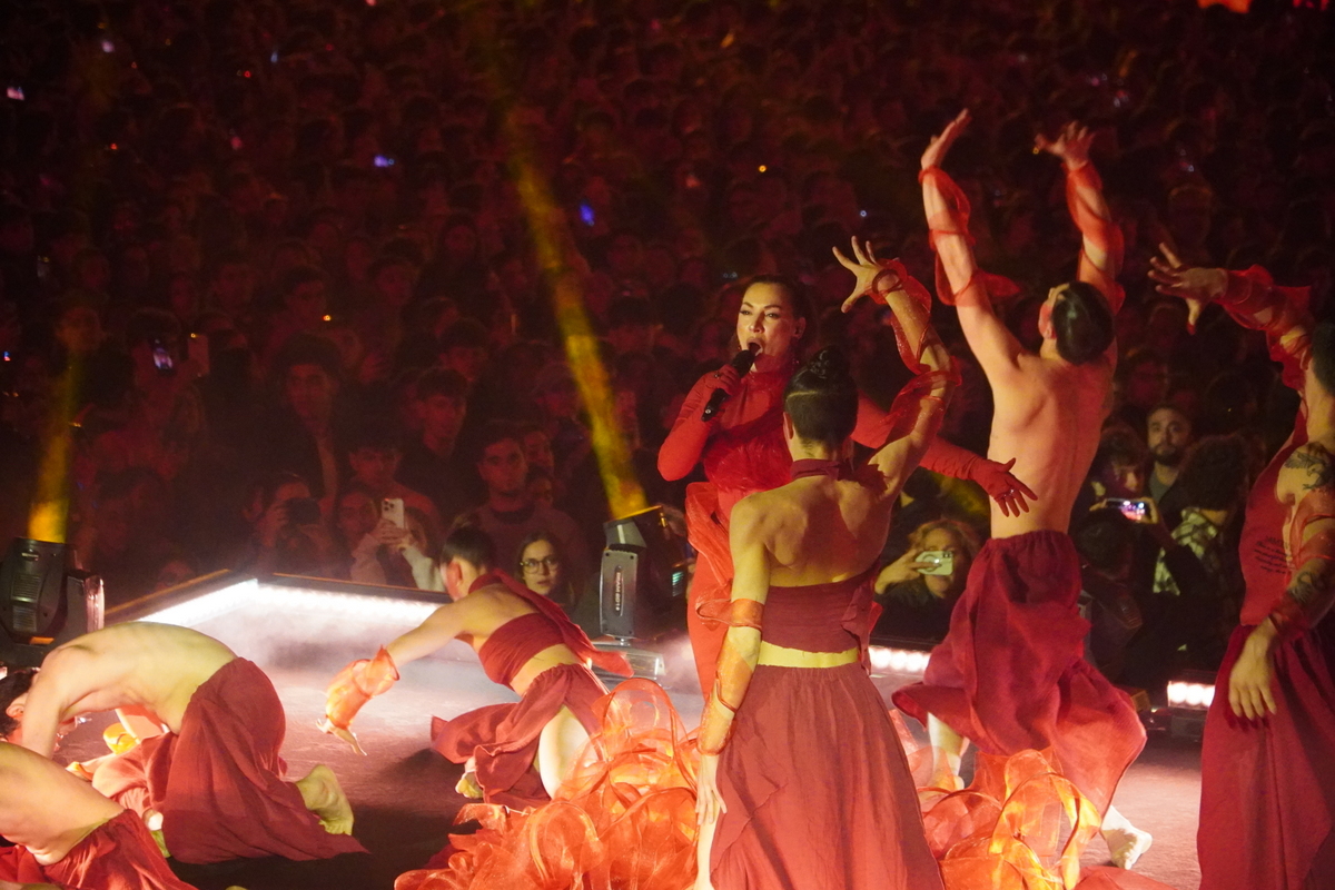 Actuación en el evento Doimingo de Cridida en Valencia con bailarines y cantante