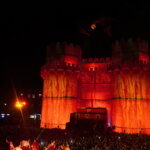Espectáculo nocturno en Valencia con luces y danza en un castillo