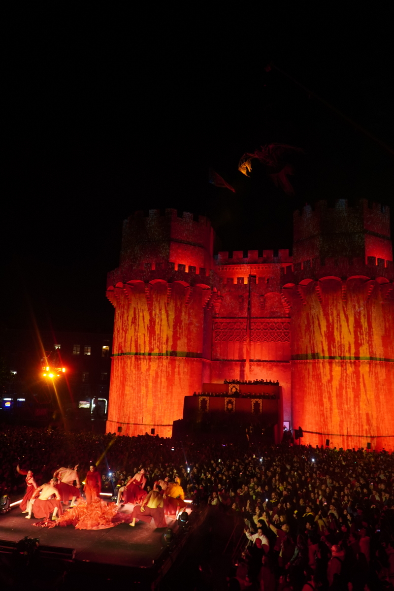 Espectáculo nocturno en Valencia con luces y danza en un castillo