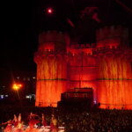 Espectáculo nocturno en Valencia con castillo iluminado y bailarines