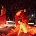 Actuación en el Domingo de Cridida en Valencia con bailarines en rojo