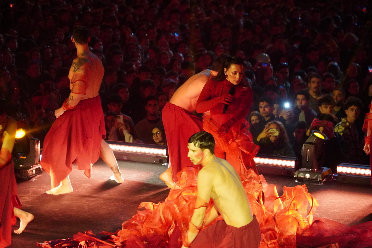 Actuación en el Domingo de Cridida en Valencia con bailarines en rojo