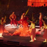 Actuación en el Doimingo de Cridida en Valencia con bailarines en el escenario