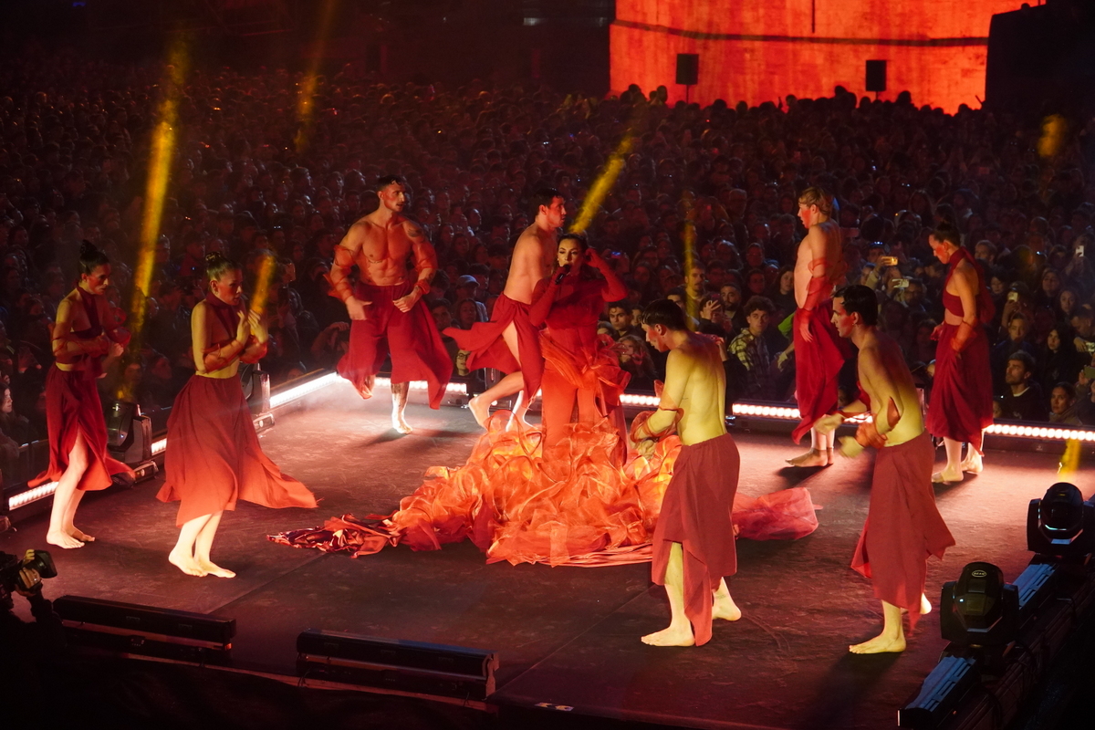 Actuación en el Doimingo de Cridida en Valencia con bailarines en el escenario
