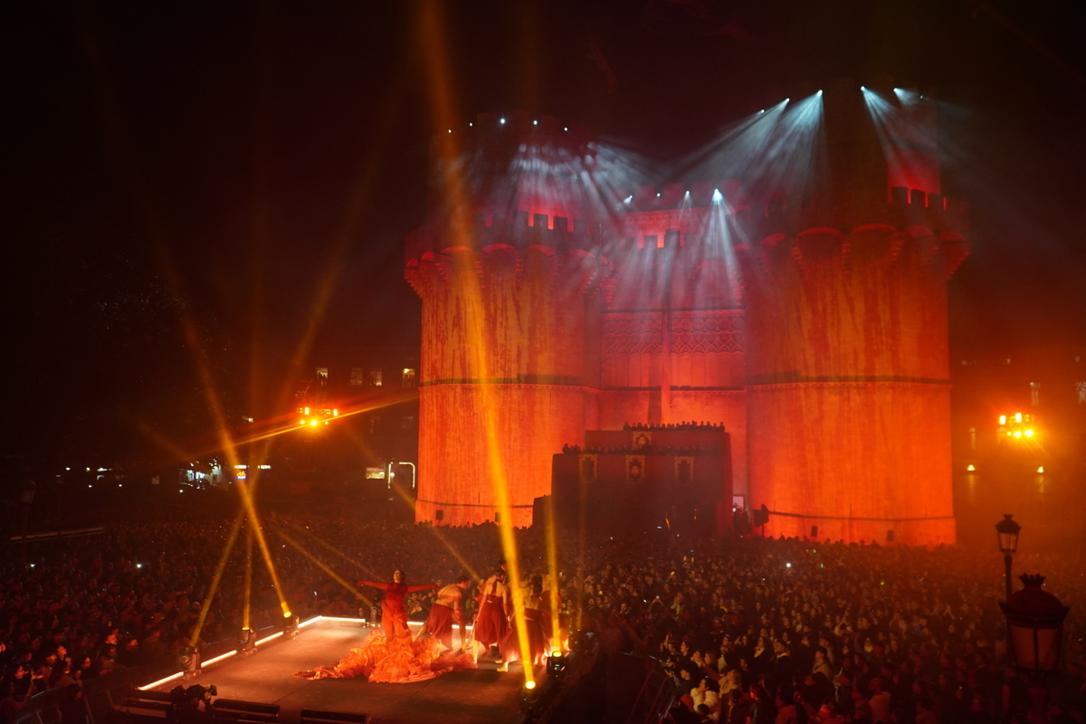 Espectáculo de luces y personas en la Cridida de Valencia