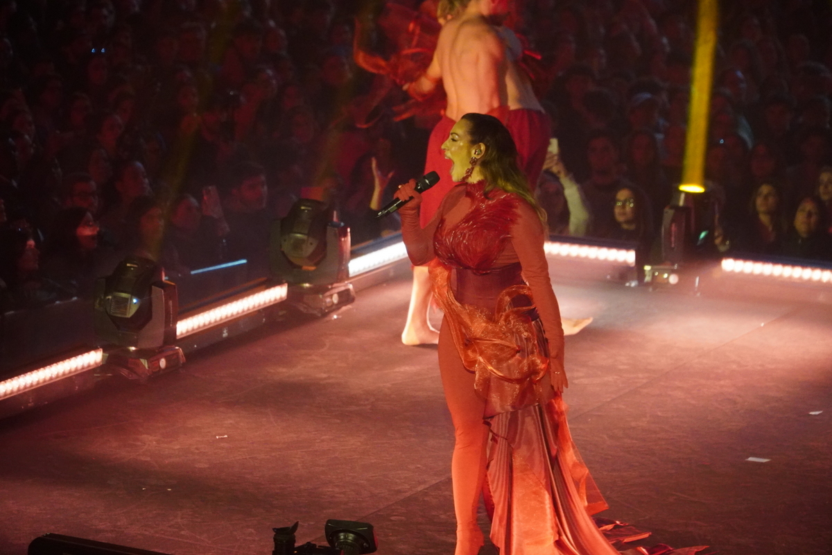 Artista en el escenario durante el evento Doimingo de Cridida en Valencia
