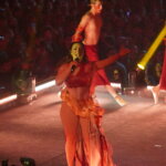 Artista en el escenario durante el evento Domingo de Cridida en Valencia