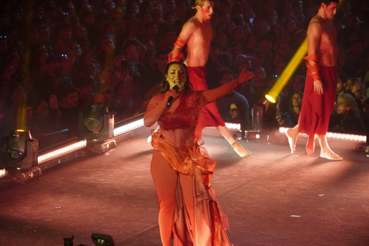 Artista en el escenario durante el evento Domingo de Cridida en Valencia