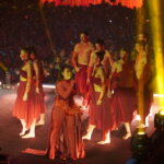 Actuación en el Domingo de Cridida en Valencia con bailarines en el escenario