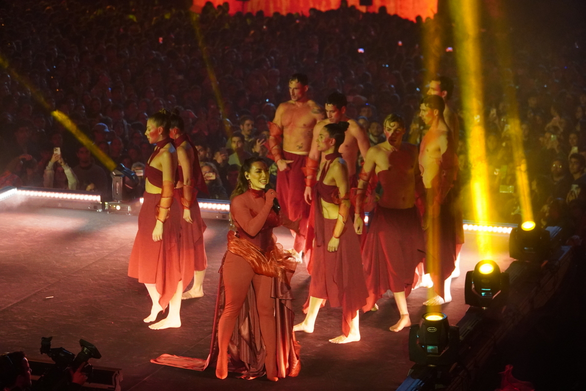 Actuación en el Domingo de Cridida en Valencia con bailarines en el escenario