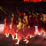 Grupo de bailarines en escenario durante el evento en Valencia