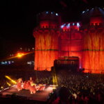 Espectáculo nocturno en Valencia con luces y danza en un gran escenario