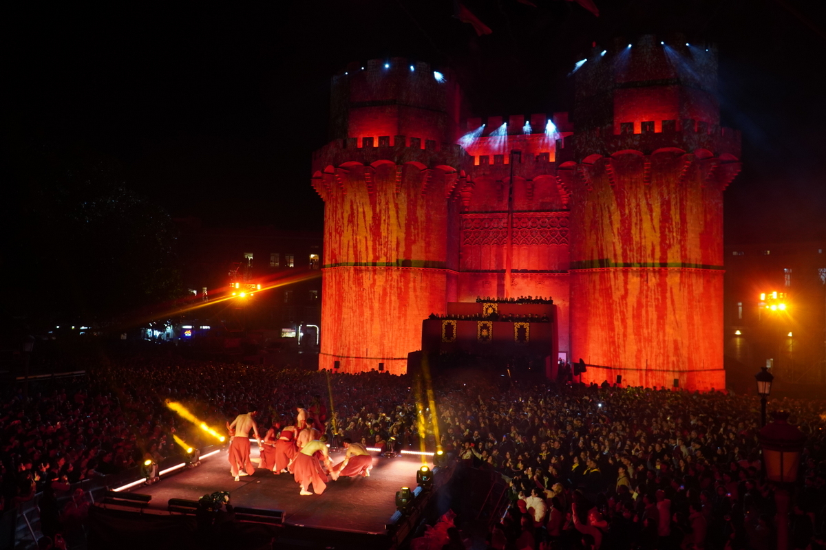 Espectáculo nocturno en Valencia con luces y danza en un gran escenario