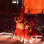 Actuación en el Domingo de Cridida en Valencia con bailarines en rojo