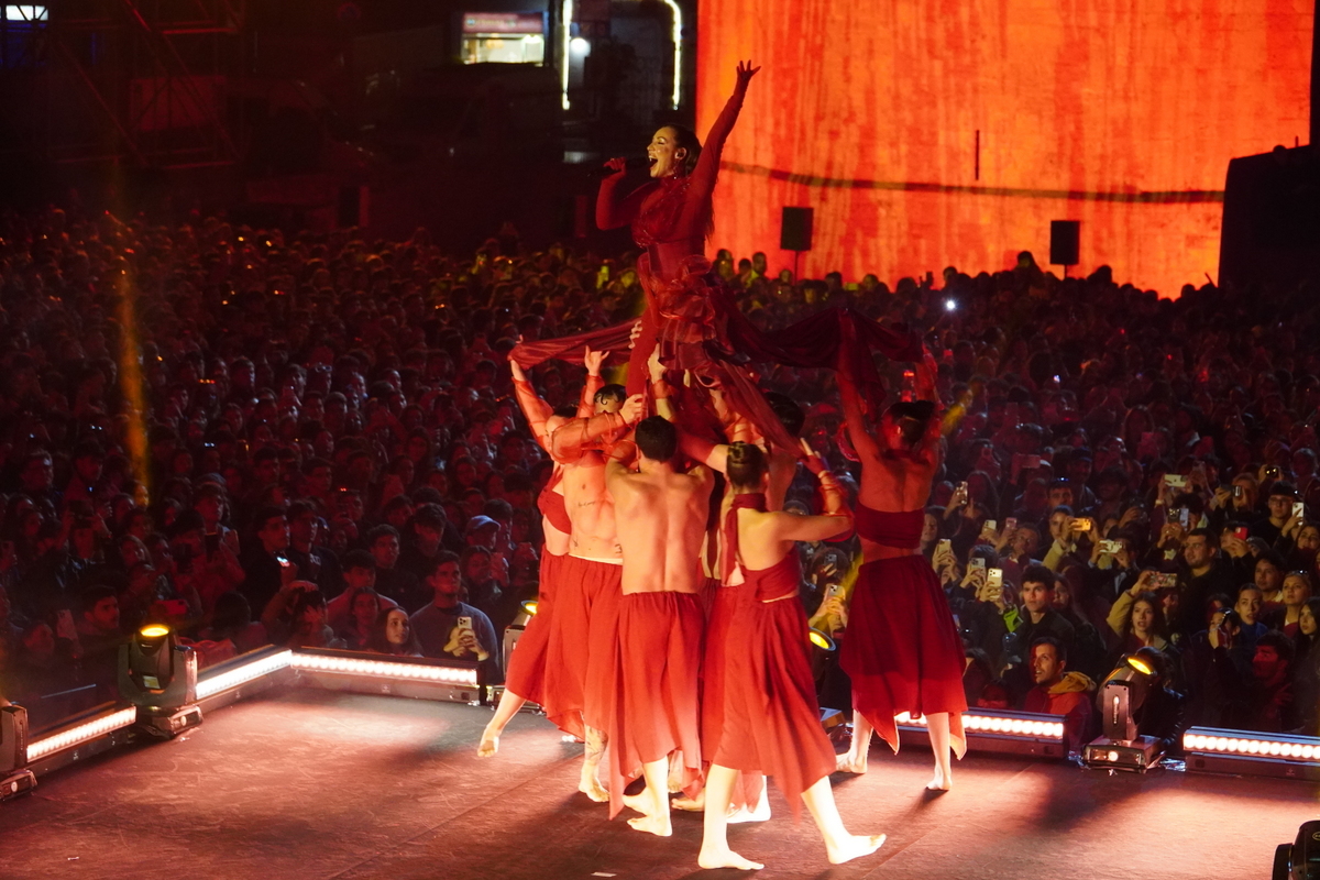 Actuación en el Domingo de Cridida en Valencia con bailarines en rojo
