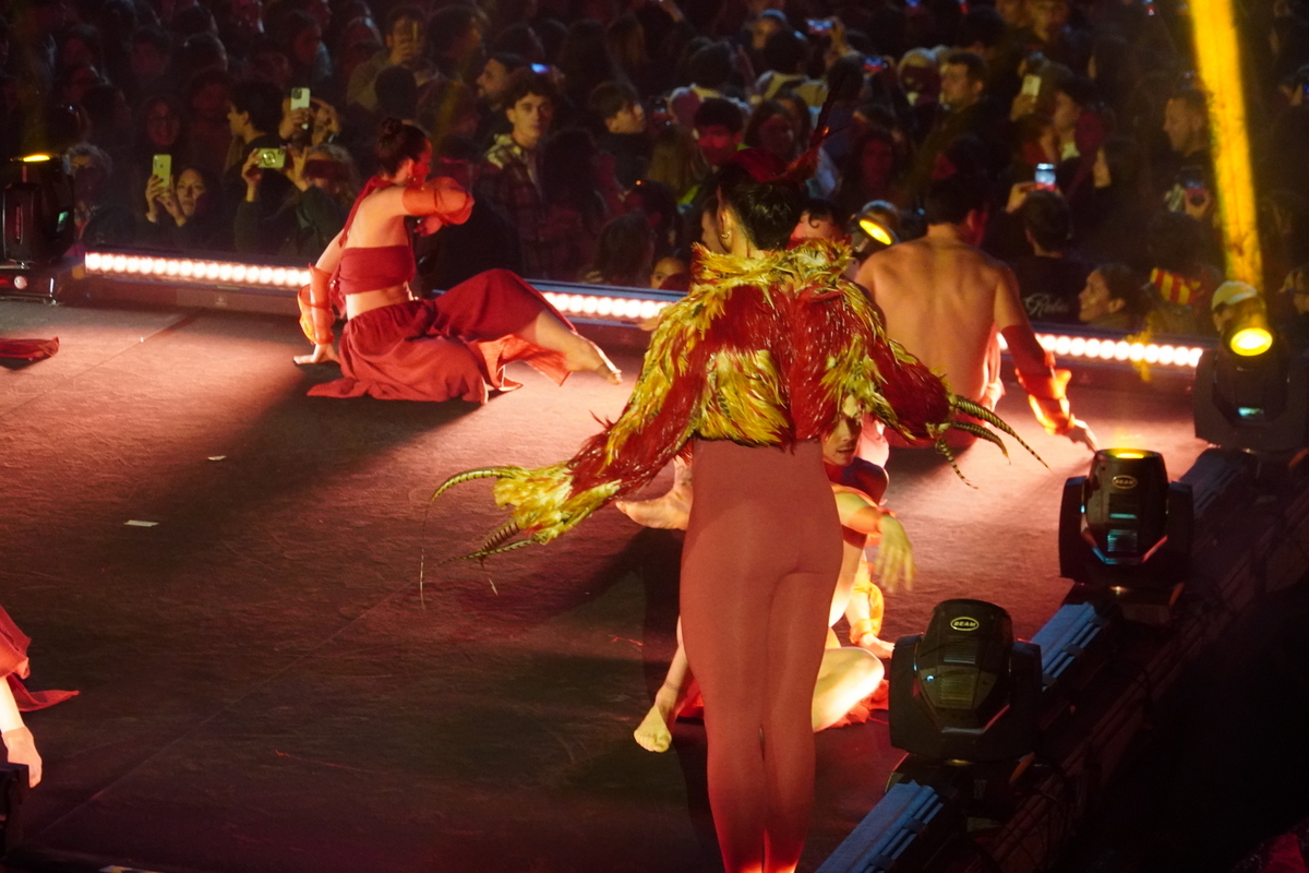 Actuación en el Domingo de Cridida en Valencia con bailarines en el escenario.