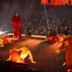 Actuación en el Doimingo de Cridida en Valencia con bailarines en escena