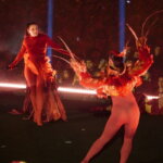 Actuación en el Doimingo de Cridida en Valencia con vestuario colorido