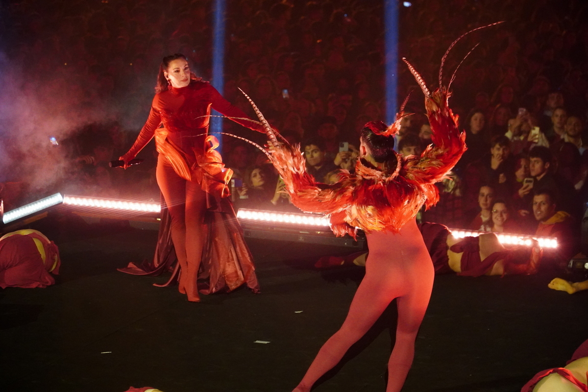 Actuación en el Doimingo de Cridida en Valencia con vestuario colorido