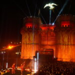 Espectáculo de luces en el castillo durante el Doimingo de Cridida en Valencia