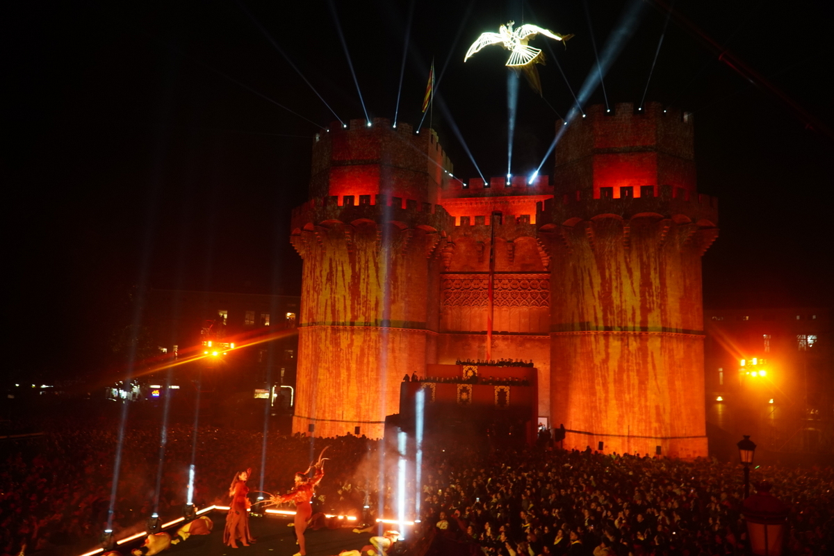 Espectáculo de luces en el castillo durante el Doimingo de Cridida en Valencia