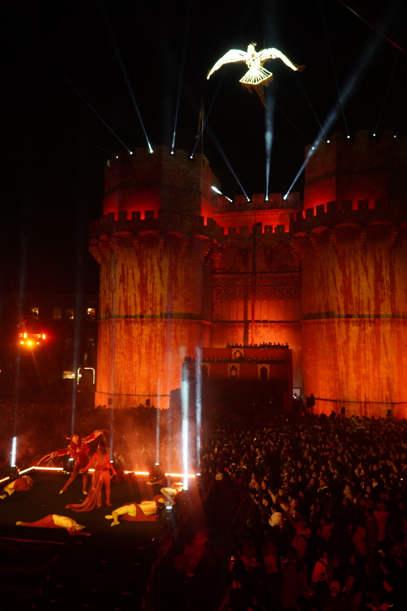 Espectáculo nocturno con luces y actuaciones en Valencia