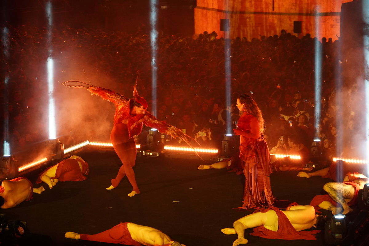 Actuación en el Domingo de Cridida en Valencia con bailarines en escena