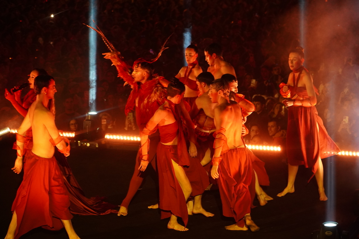 Grupo de bailarines en escena durante el evento Doimingo de Cridida en Valencia