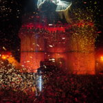 Celebración del Doimingo de Cridida en Valencia con confeti y luces