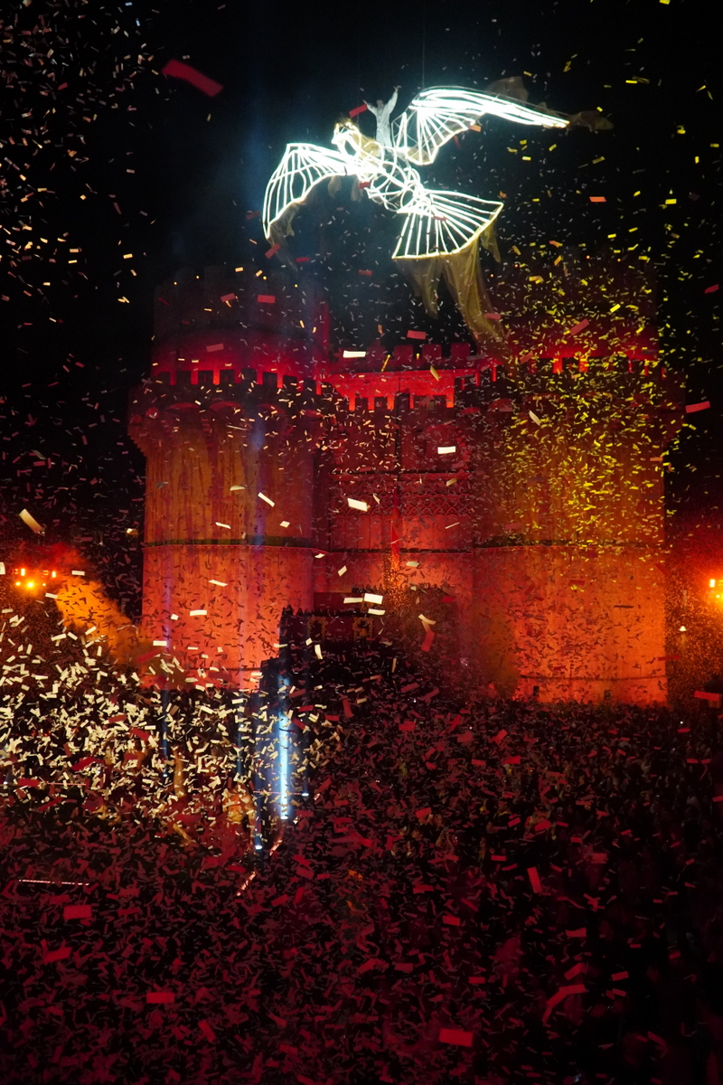 Celebración del Doimingo de Cridida en Valencia con confeti y luces