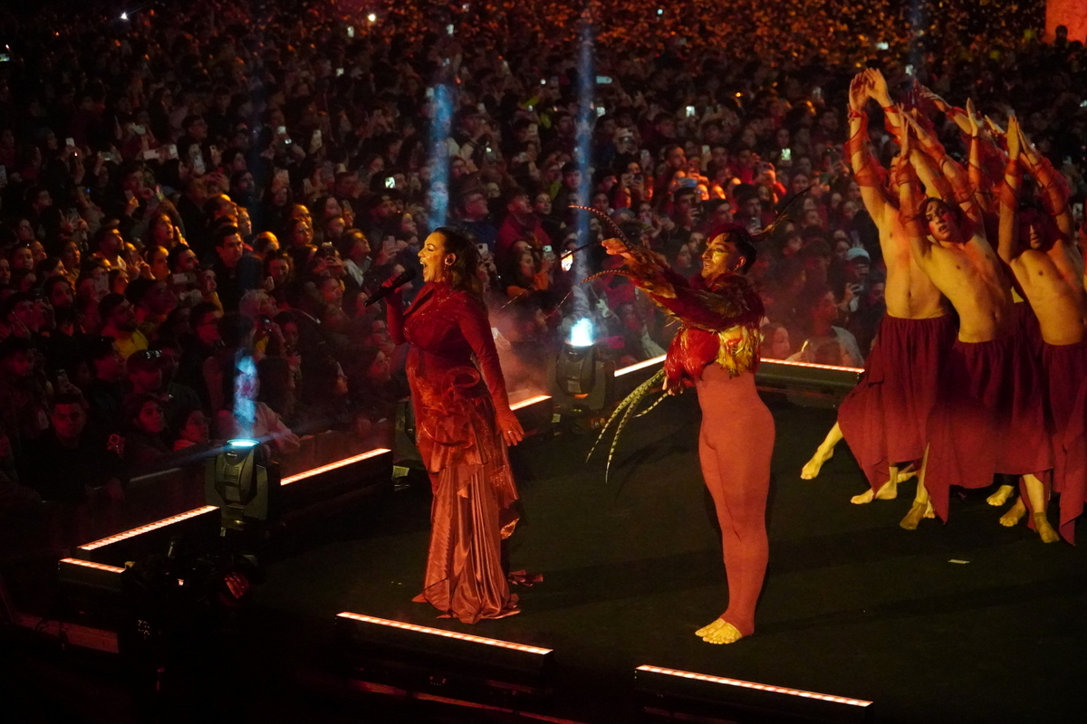 Actuación en el evento Doimingo de Cridida en Valencia con público emocionado